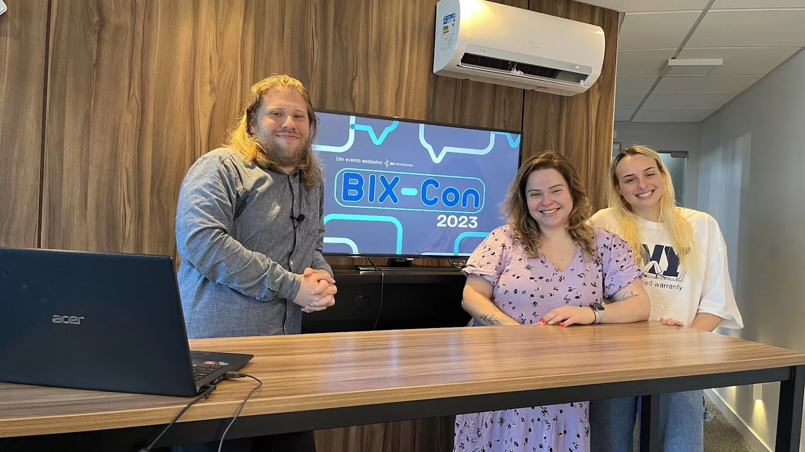 Parte da equipe de Marketing na sede da BIX Tecnologia, durante a BIX-Con 2023.